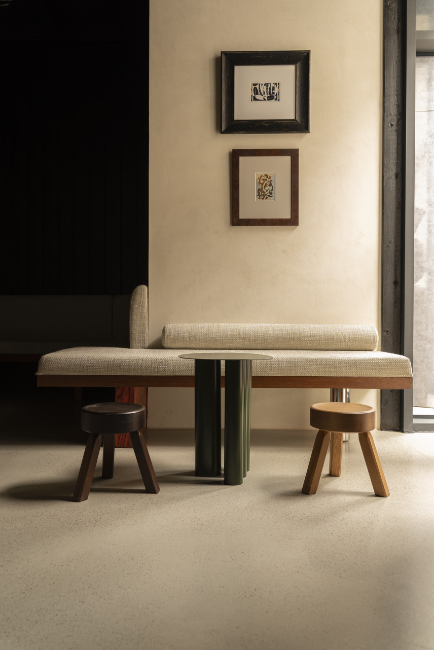 Przedpokój z jasną ławką z tapicerowanym siedziskiem