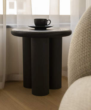 Mały, czarny stolik kawowy w salonie