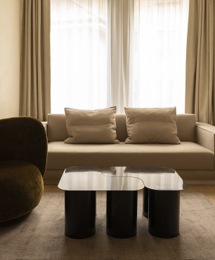 Salon z fotelem, sofą, lampą oraz stolikiem kawowym