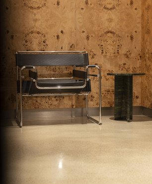 Poczekalnia z oryginalnym wzorem na ścianie oraz krzesłem z firmy NG DESIGN