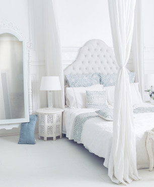 Biała sypialnia z pięknym lustrem