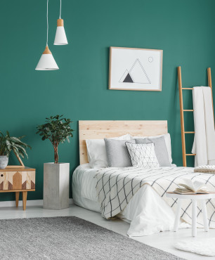 Sypialnia z zieloną ścianą
