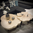 Salon w stylu loft z dwoma, drewnianymi stolikami kawowymi
