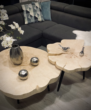 Salon w stylu loft z dwoma, drewnianymi stolikami kawowymi
