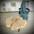 Piękny stolik z drewnianym blatem w salonie