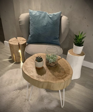 Salon w klimatycznej odsłonie z drewnianym stolikiem