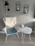 Kącik kawowy w salonie z betonem ozdobnym na ścianie