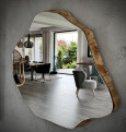 Piękne lustro na drewnianym płatku w salonie