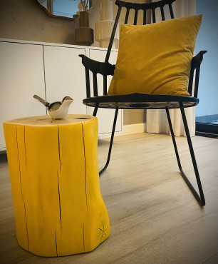 Salon z żółtym stolikiem marki WOODENTINO