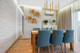 Jadalnia z wzorem 3d na ścianie oraz drewnianym stołem