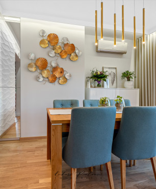 Jadalnia z wzorem 3d na ścianie oraz drewnianym stołem