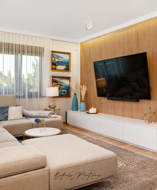 Salon z modułową sofą oraz boazerią na ściance telewizyjnej