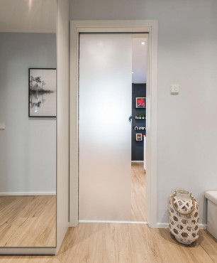Wejście do mieszkania z szafą z przesuwnymi drzwiami