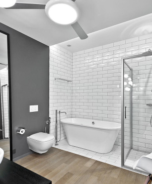 Projekt łazienki z wanną, prysznicem oraz białymi płytkami na ścianie