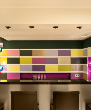 Barek w dużym domu z kolorowymi płytkami na ścianie
