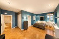 Sypialnia z błękitnym kolorem na ścianie