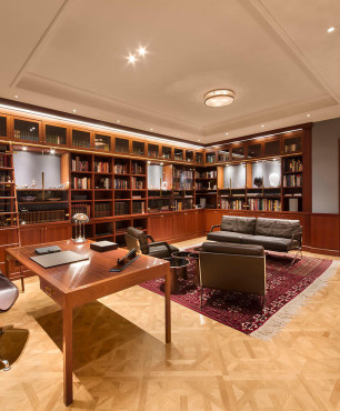 Biuro w domu z biblioteką
