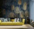Salon z żółtą kanapą oraz tapetą Tenebri na ścianie