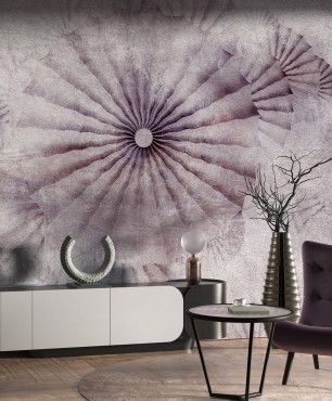 Salon z fioletowym fotelem oraz tapetą Orlanda na ścianie