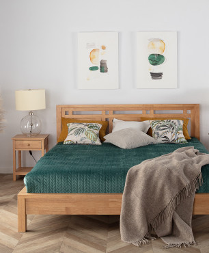 Sypialnia z drewnianym lóżkiem