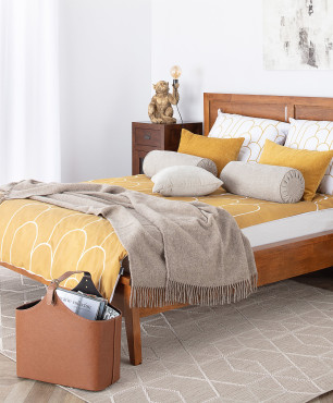 Sypialnia z drewnianym lóżkiem