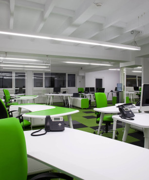 Zielone fotele biurowe w biurze