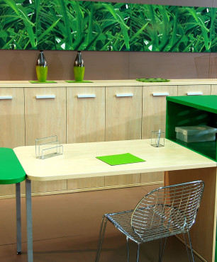 Małe biurko z zieloną szafką
