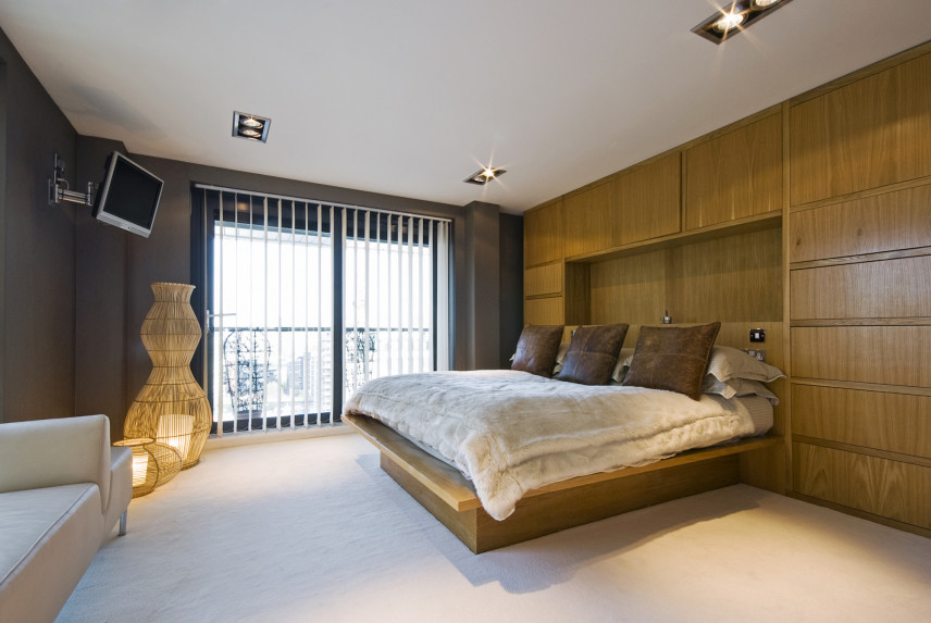 Sypialnia z drewnem na ścianie