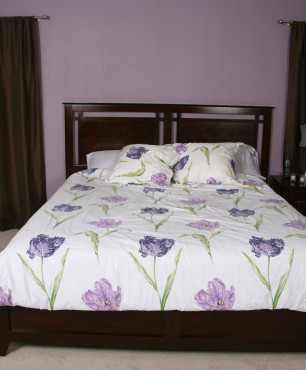 Aranżacja sypialni z fioletowymi ścianami