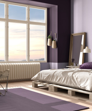 Fioletowa sypialnia z łóżkiem z  palet
