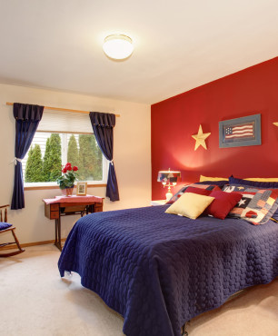 Klasyczna sypialnia z czerwoną ścianą