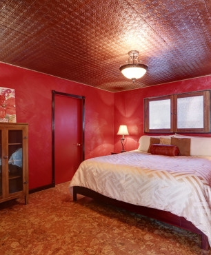 Mała, czerwona sypialnia