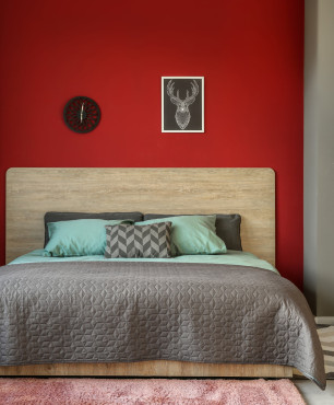 Sypialnia z drewnianym zagłówkiem