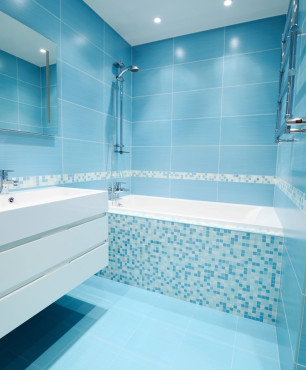 Błękitna łazienka z mozaiką