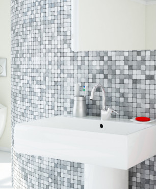 Łazienka z szaro-białą mozaiką
