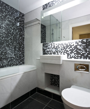 Czarno-biała łazienka z mozaiką