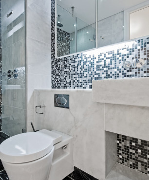 Nowoczesna łazienka z czarno-biała mozaiką