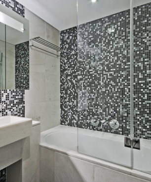Mała łazienka z mozaiką na ścianie