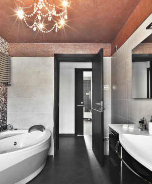 Łazienka w stylu glamour z mozaiką na ścianie