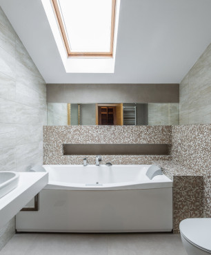 Nowoczesna łazienka z mozaiką i marmurem
