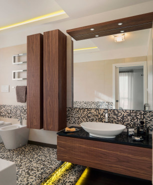 Stylowa łazienka z mozaiką idrewnianymi elementami