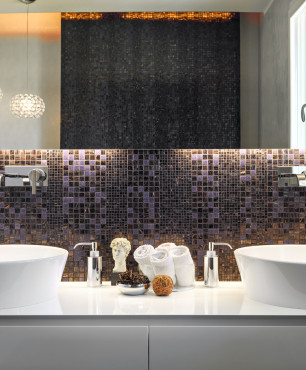 Stylowa łazienka z czarno-fioletową mozaiką