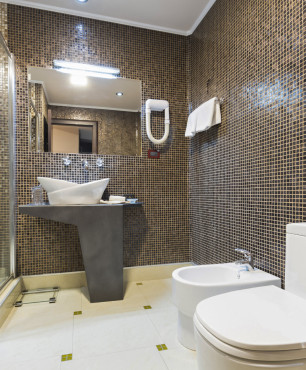 Łazienka z brązową mozaiką na ścianie