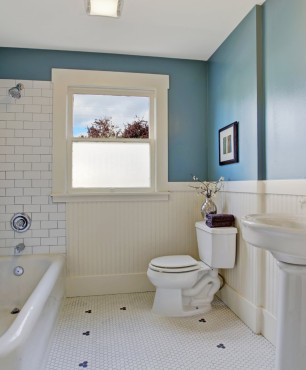 Błękitno-biała łazienka