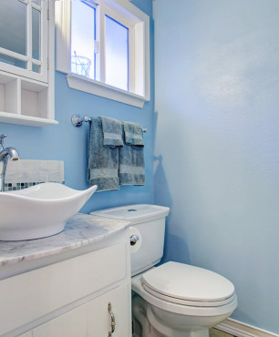 Mała błękitna łazienka