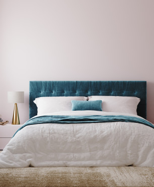Lekko różowe ściany w sypialni
