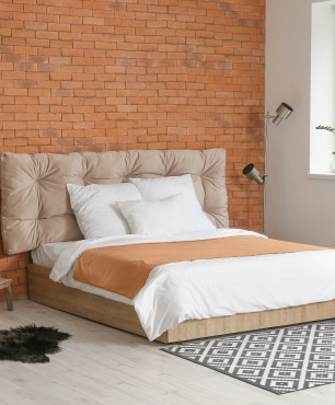 Projekt sypialni ze ścianą z cegły