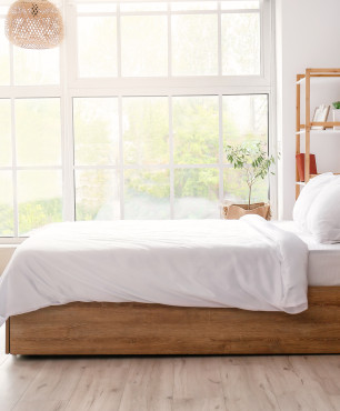 Mała sypialnia z drewnianymi meblami