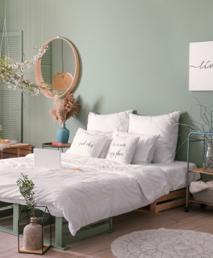Designerskie, drewniane łóżko w sypialni