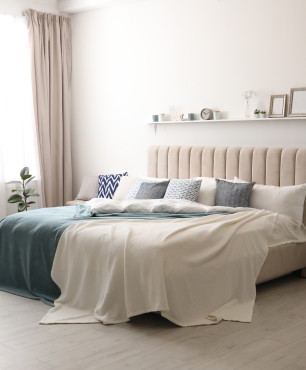 Duże łóżko tapicerowane w sypialni